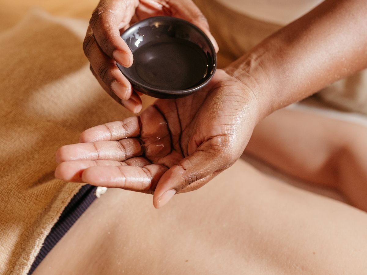 Huile de massage appliquée sur le dos