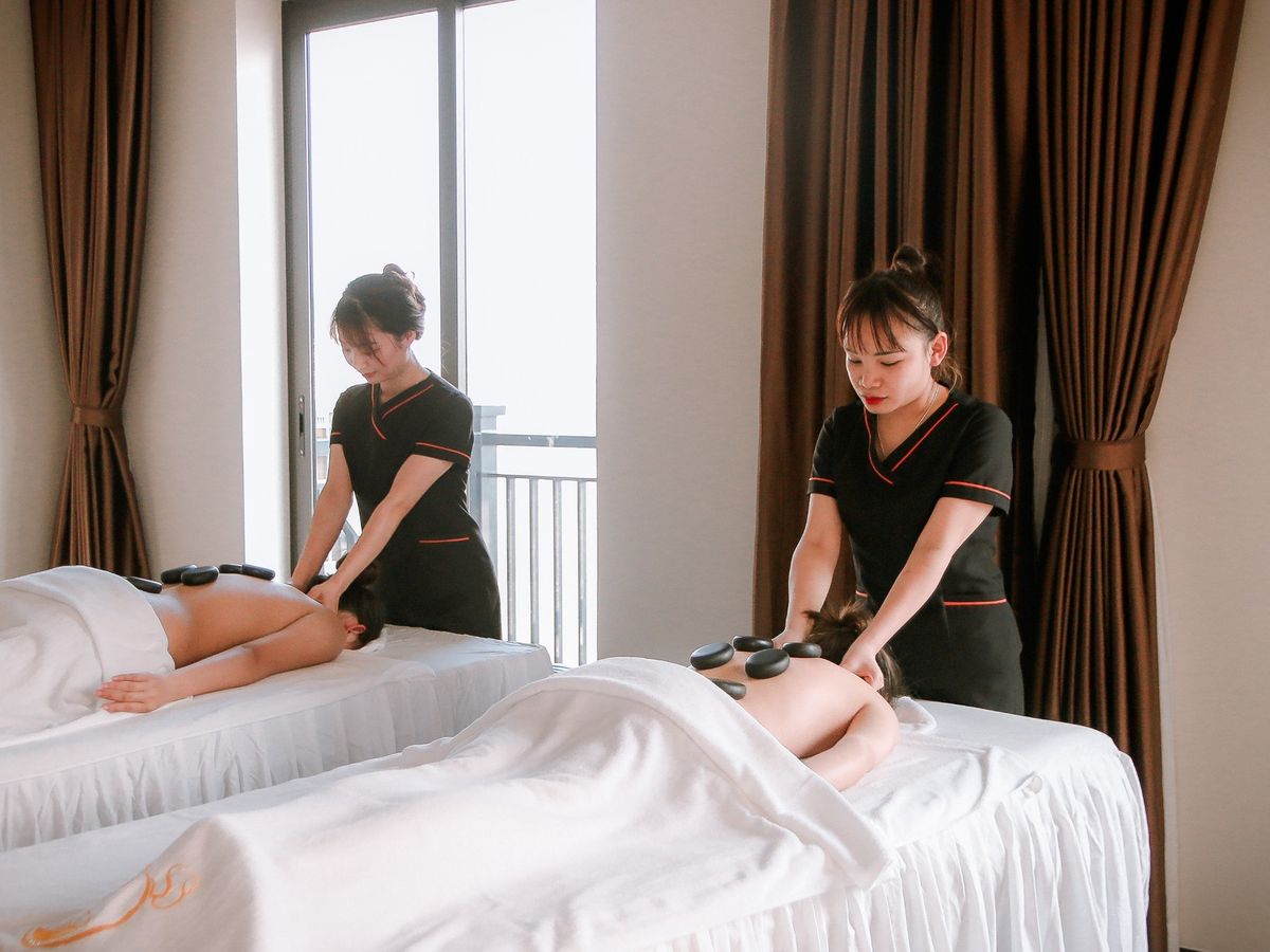 Massage aux pierres chaudes dans un spa
